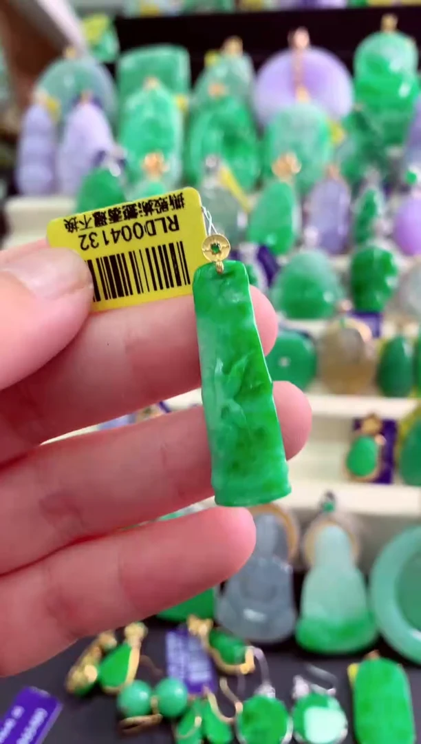 颈饰18K金镶嵌翡翠挂件