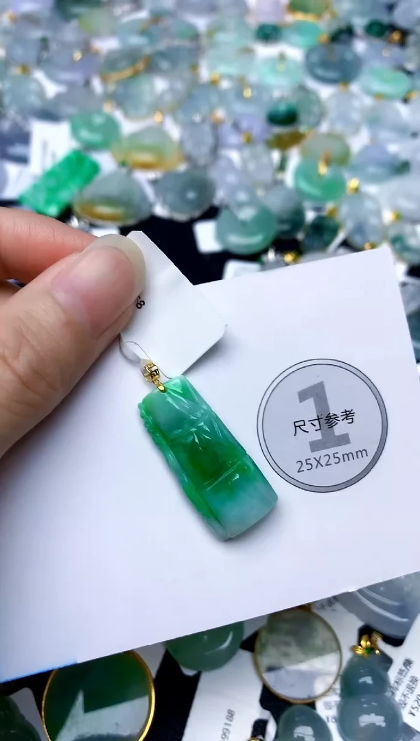 颈饰18K金镶嵌翡翠天然A货翡翠