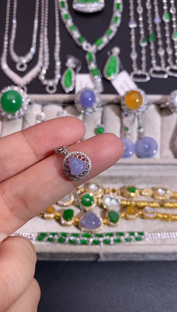 颈饰18K金镶嵌翡翠c*吊坠