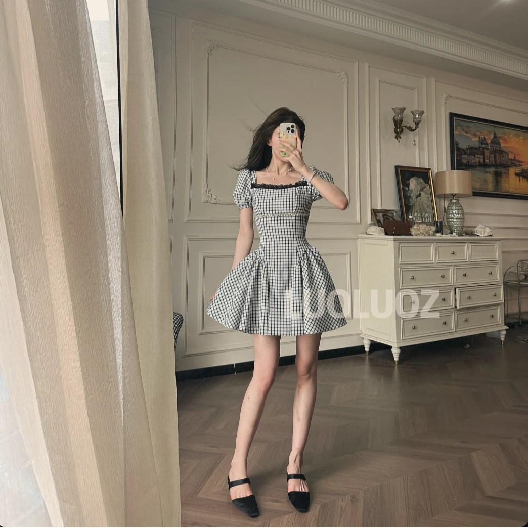 LUOLUOZ【朱古力】气质拼接蕾丝领口收腰百褶短款连衣裙JF822