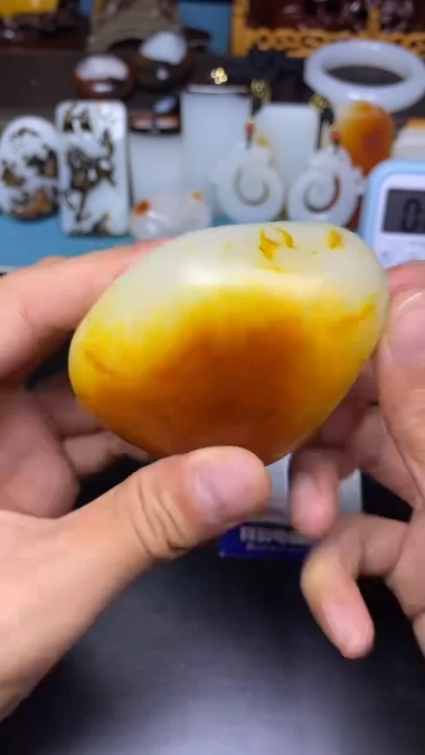 颈饰未镶嵌和田玉瘦**。和田玉