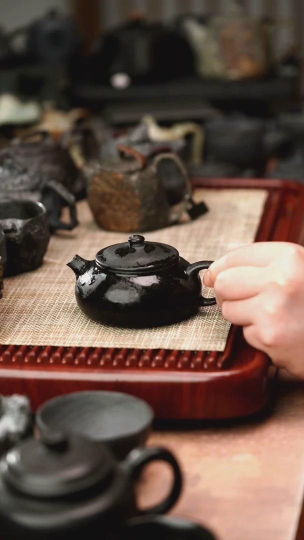 归玉堂冰碛岩重工雕刻寒江壶200cc