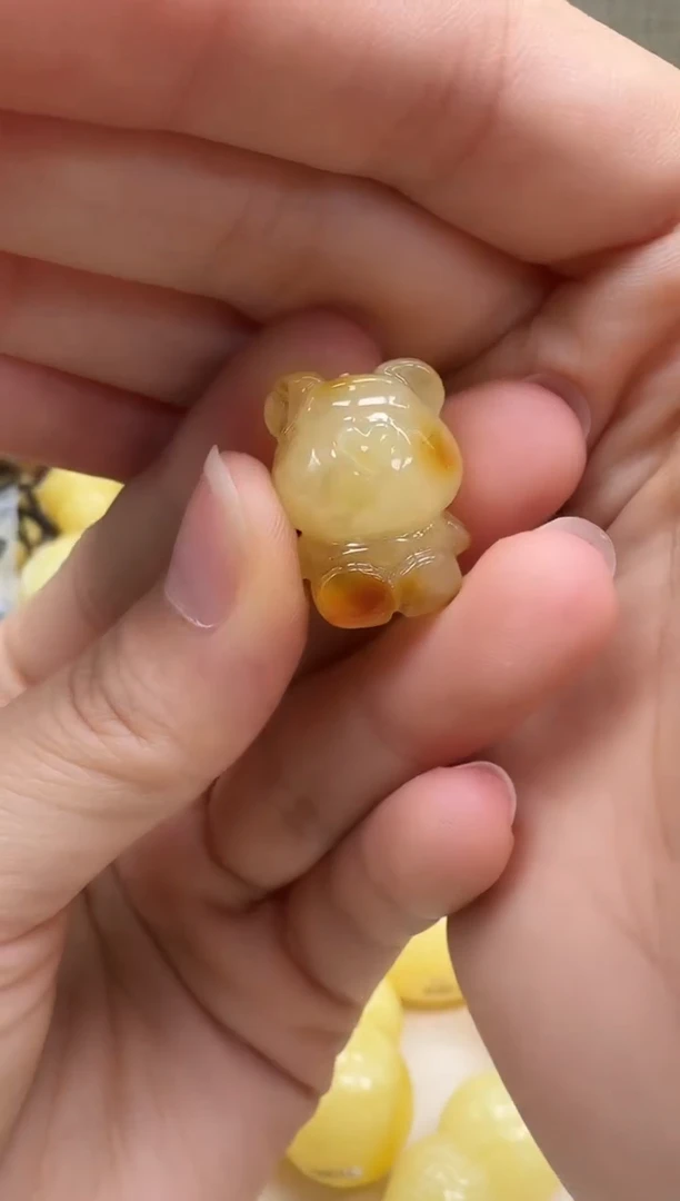 未镶嵌琥珀裸石如图