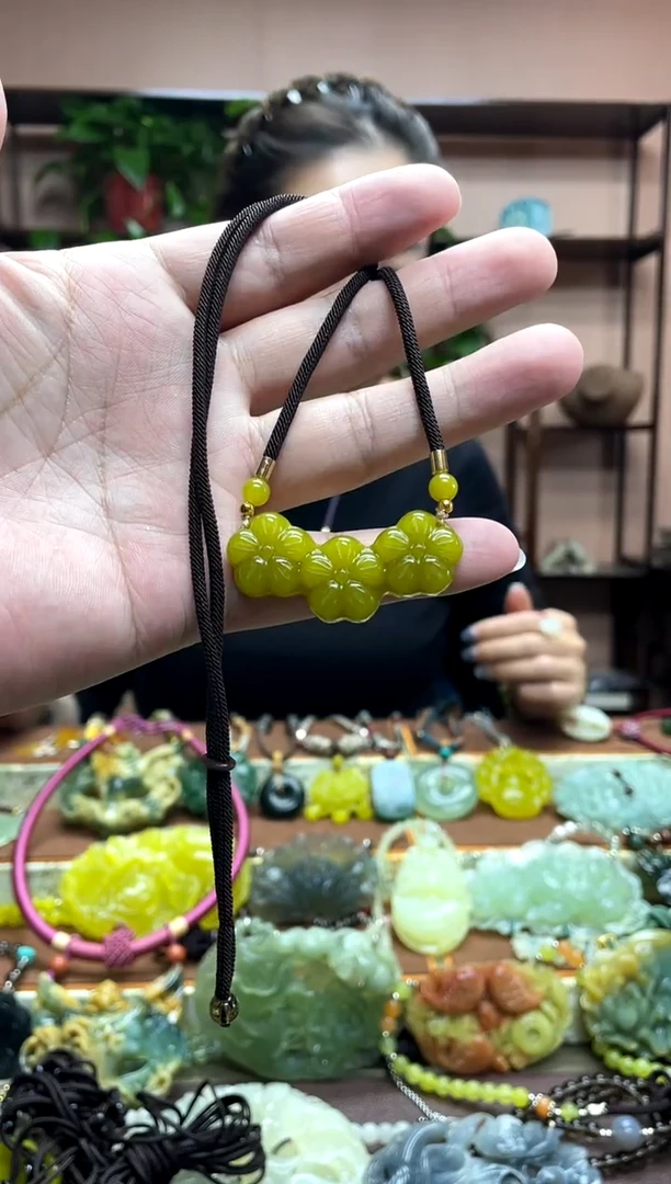 未镶嵌岫玉吊坠多样性发货发其中之一