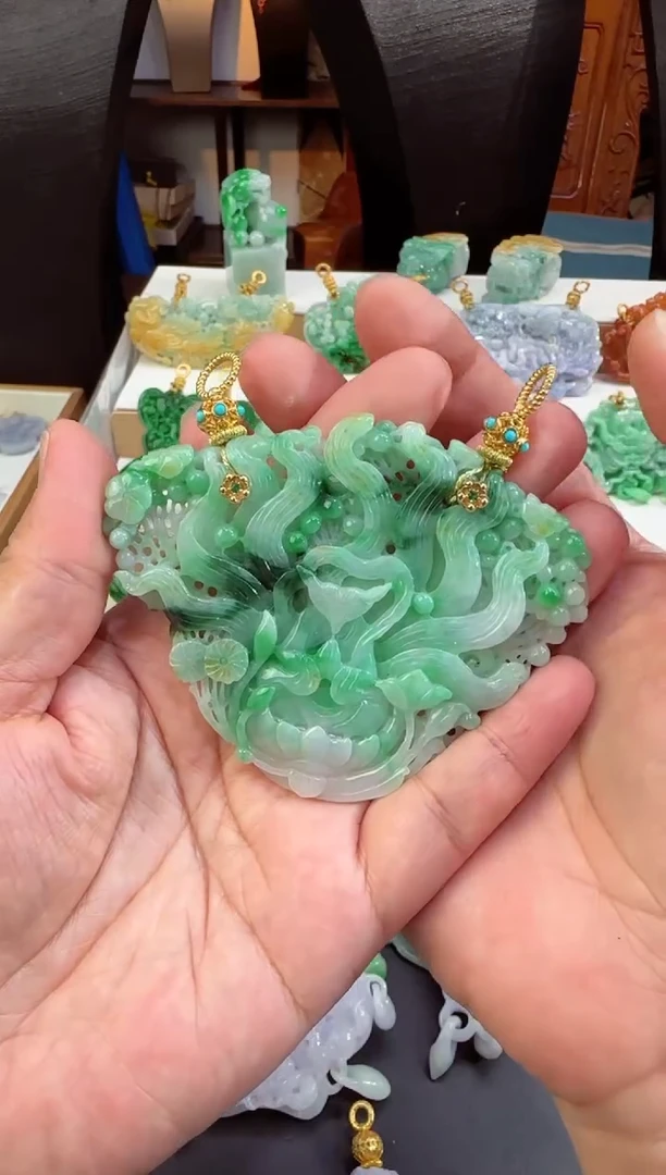 颈饰未镶嵌翡翠楚****?吊坠