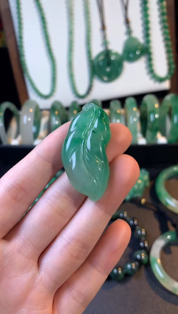 吊坠(不含链)未镶嵌石英质玉（非洲翠）随形金枝玉叶