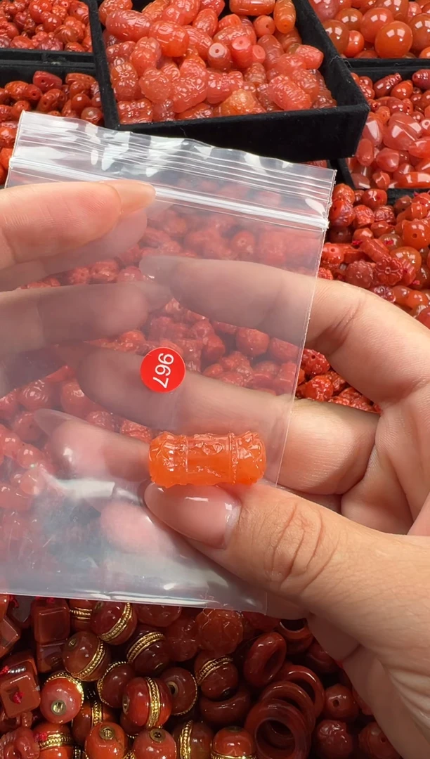 南红玛瑙未镶嵌颈饰1