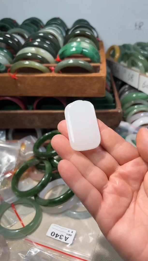 颈饰未镶嵌石英质玉1