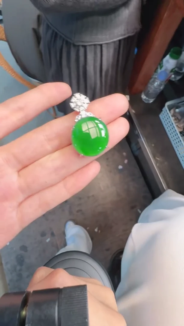 未镶嵌定制翡翠A货有轻微色差属于正常现象，鸽子蛋1