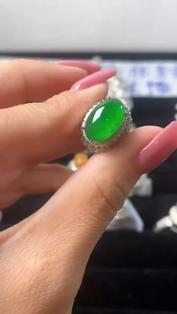 定制翡翠未镶嵌一颗木那翡翠蛋面