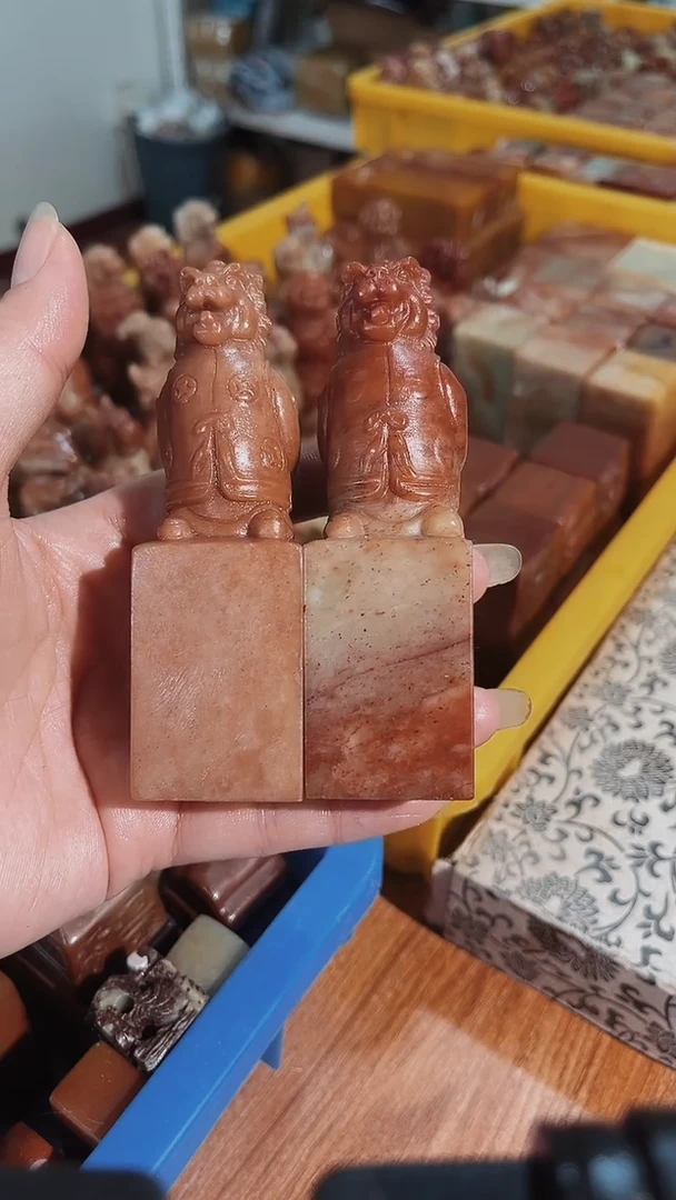 老挝石æ**æ瑕疵不规则章带雕钮