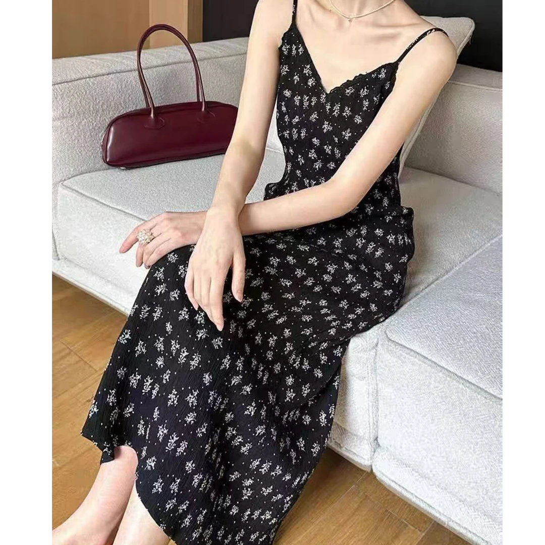 【冯七七】2025夏季新款黑色碎花吊带连衣裙(会缩水介意勿拍)