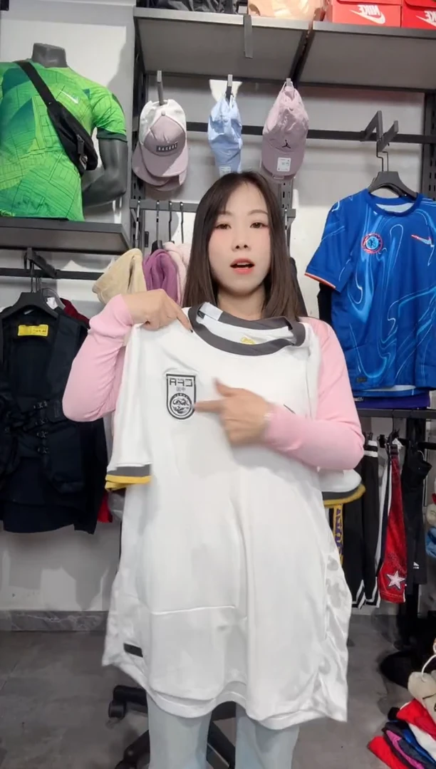 1323  编码 瑕疵款直播间过款为准 尺码