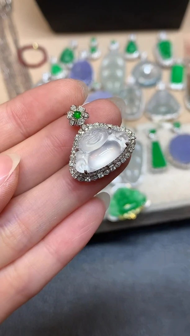 颈饰18K金镶嵌翡翠佛公【无服务费