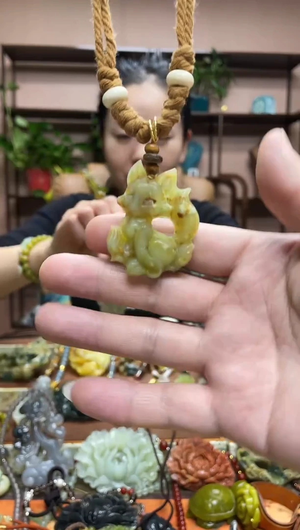 未镶嵌岫玉颈饰·