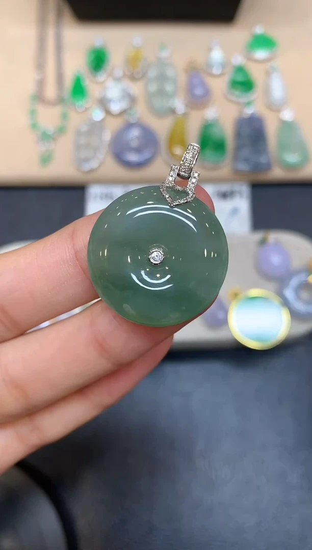 颈饰18K金镶嵌翡翠平安扣【无服务费