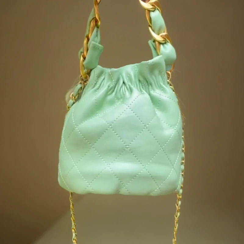 拉链暗袋椭圆形水桶包轻奢竖式菱格手拎包小众单根斜挎包蓝色