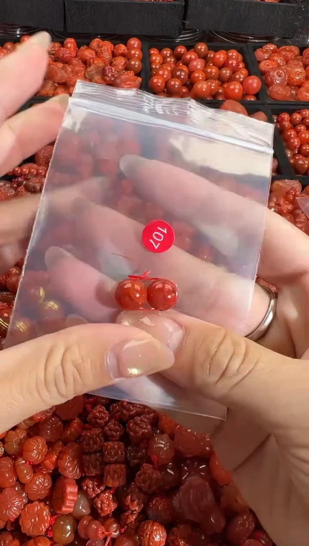 南红玛瑙未镶嵌颈饰1