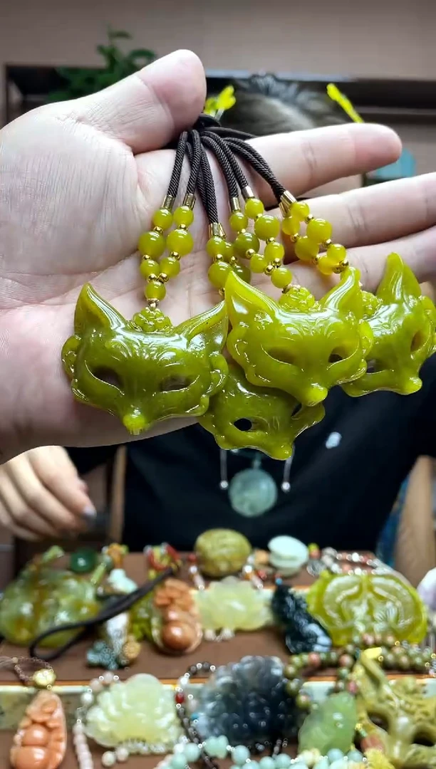 未镶嵌岫玉颈饰多样性发货发其中之一