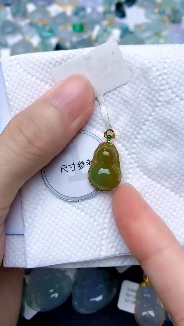 颈饰18K金镶嵌翡翠天然A货翡翠