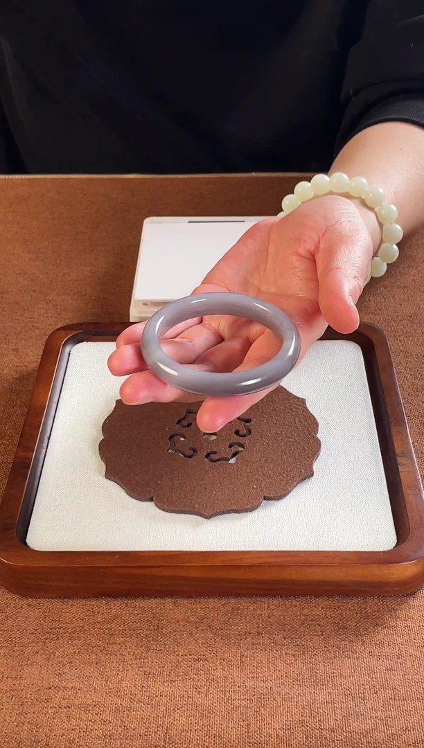 未镶嵌手镯和田玉手镯（烟紫）