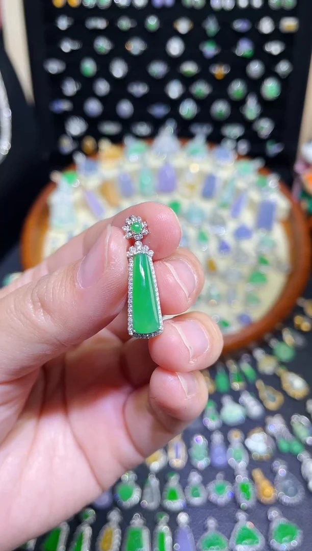 颈饰18K金镶嵌翡翠高冰满绿无事柱吊坠