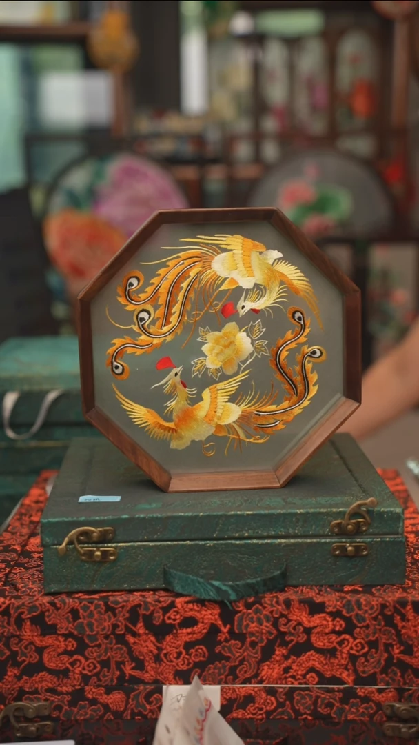 扇子苏绣双面绣八角台屏胡桃木框大号20CM