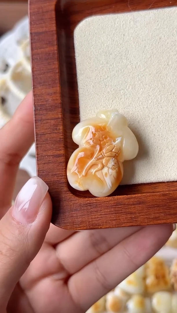 裸石蜜蜡未镶嵌小狗