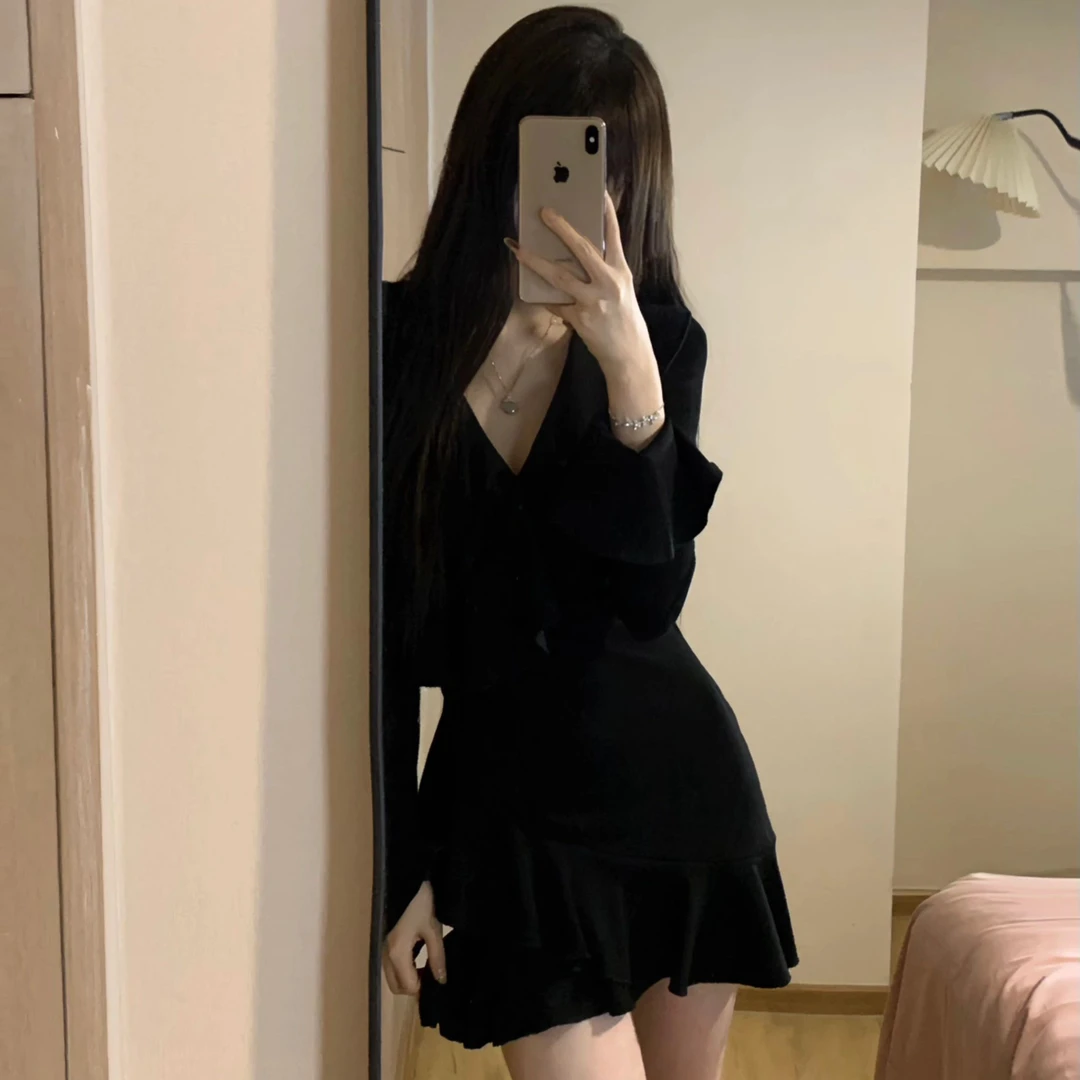 赫本风小黑裙高级设计感2025早秋新款连衣裙打底裙荷叶边收腰短裙