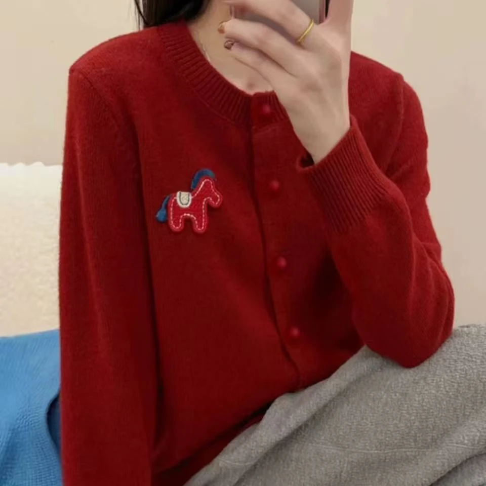 新年红小马刺绣单排扣针织开衫女2025冬季新款韩版慵懒风打底上衣