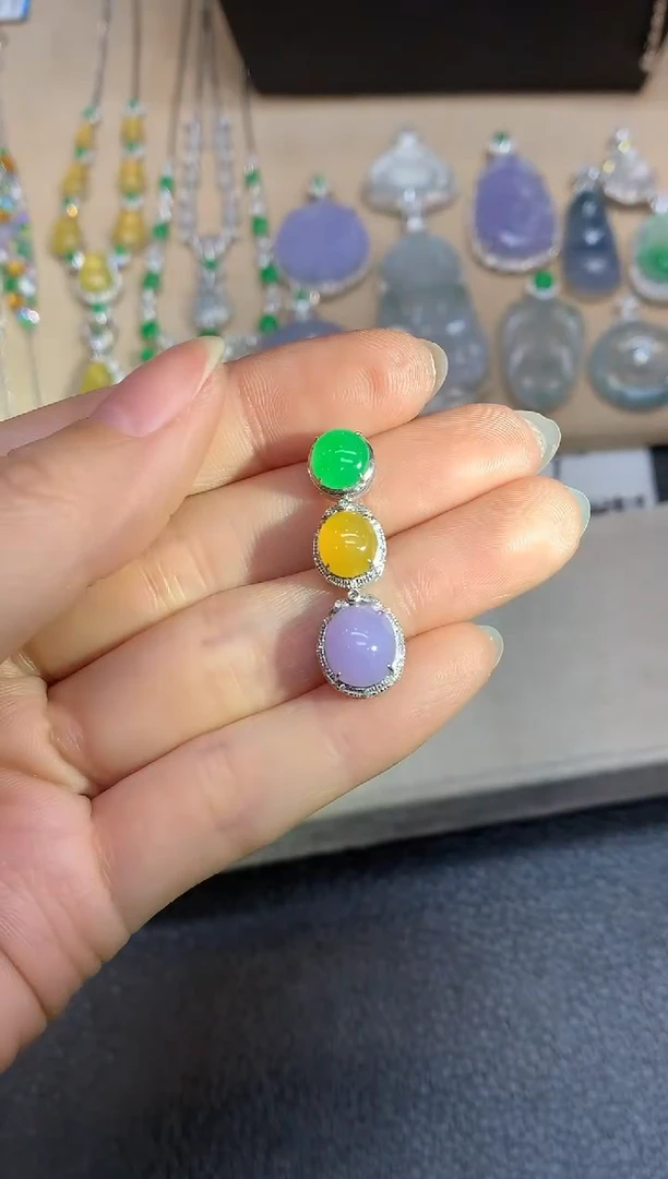 颈饰18K金镶嵌翡翠【无服务费