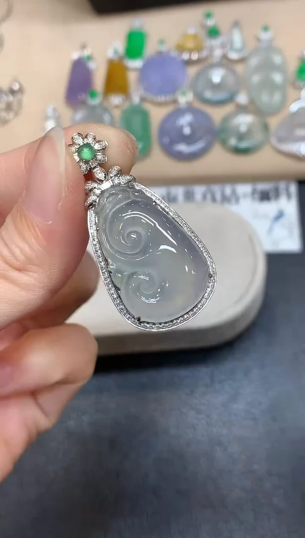 颈饰18K金镶嵌翡翠如意【无服务费