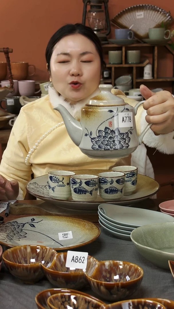 陶瓷A778 一把手绘蓝莲花壶可能微瑕