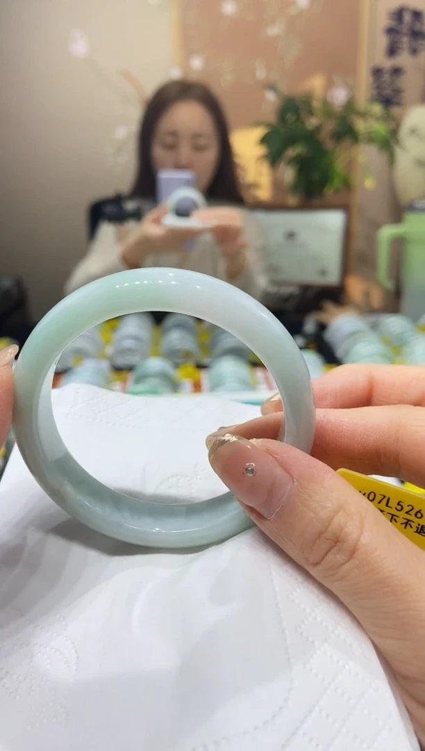 【闪购商品】翡翠手镯未镶嵌52.5圈口