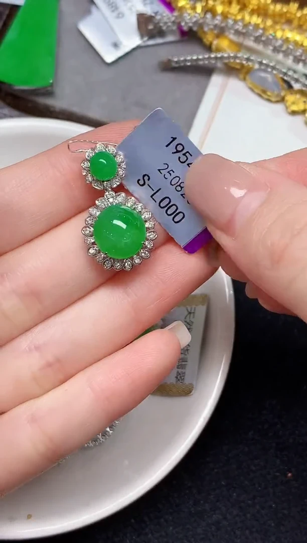 吊坠(不含链)18K金镶嵌翡翠多样性发其一