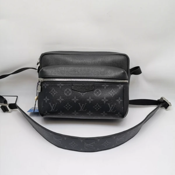 99新 LouisVuitton/路易威登 98新18024黑花Outdoor相机邮差包