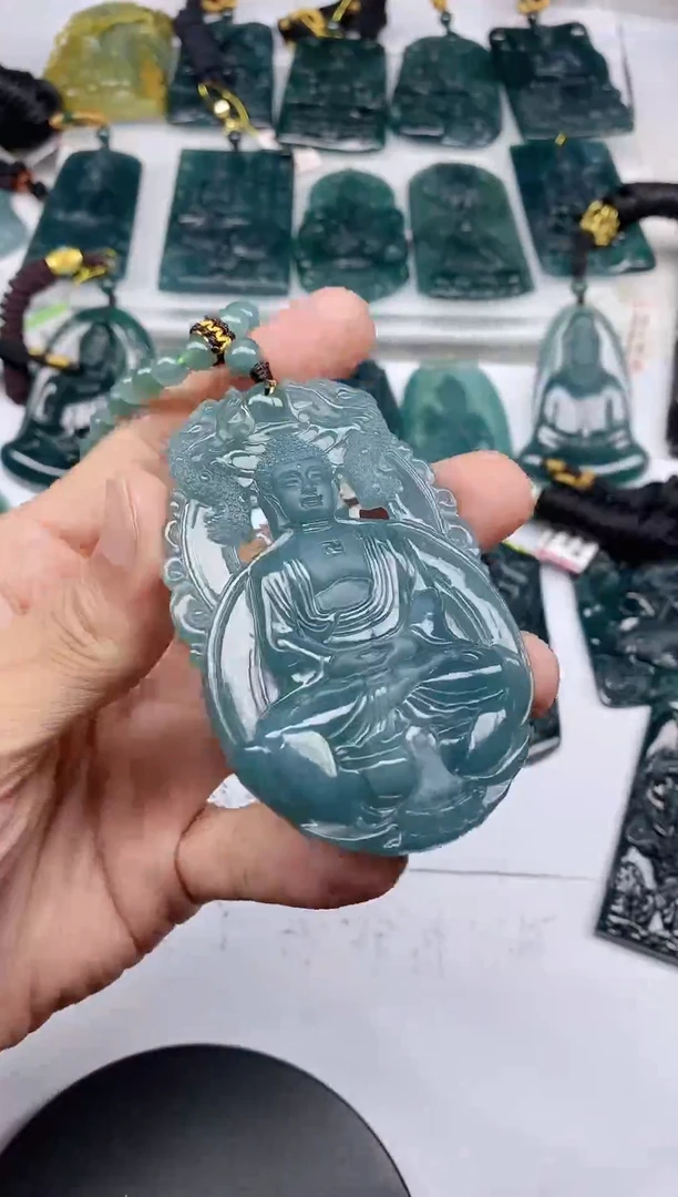 颈饰未镶嵌翡翠