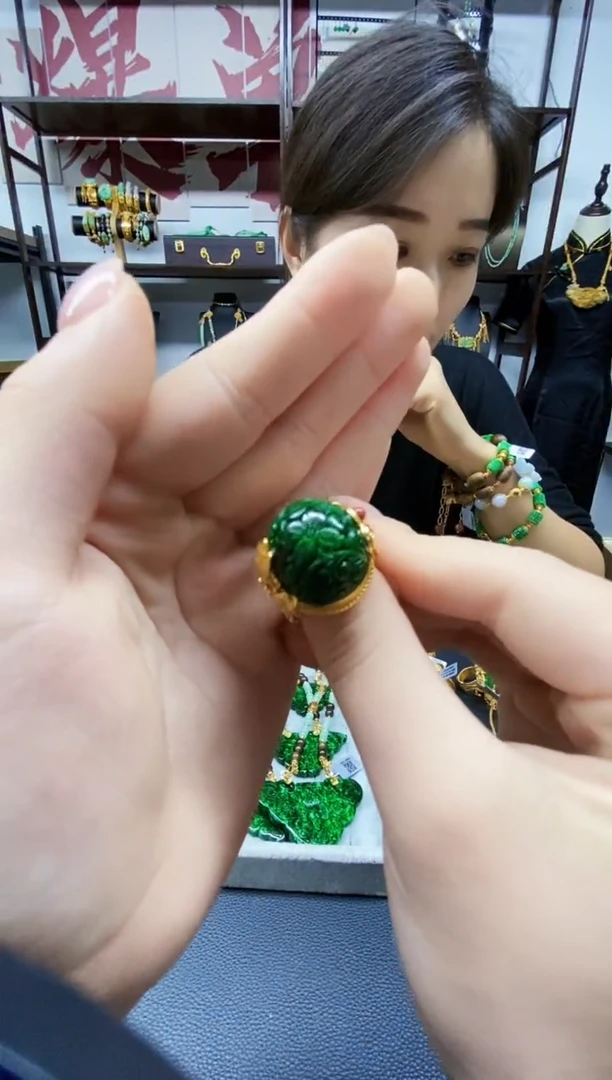 颈饰未镶嵌翡翠戒指