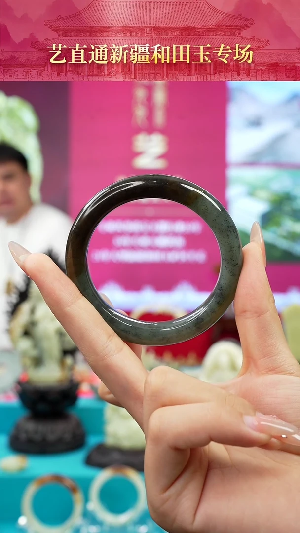 未镶嵌和田玉挂件闪购墨绿手镯圈口约56mm（微瑕有伤）
