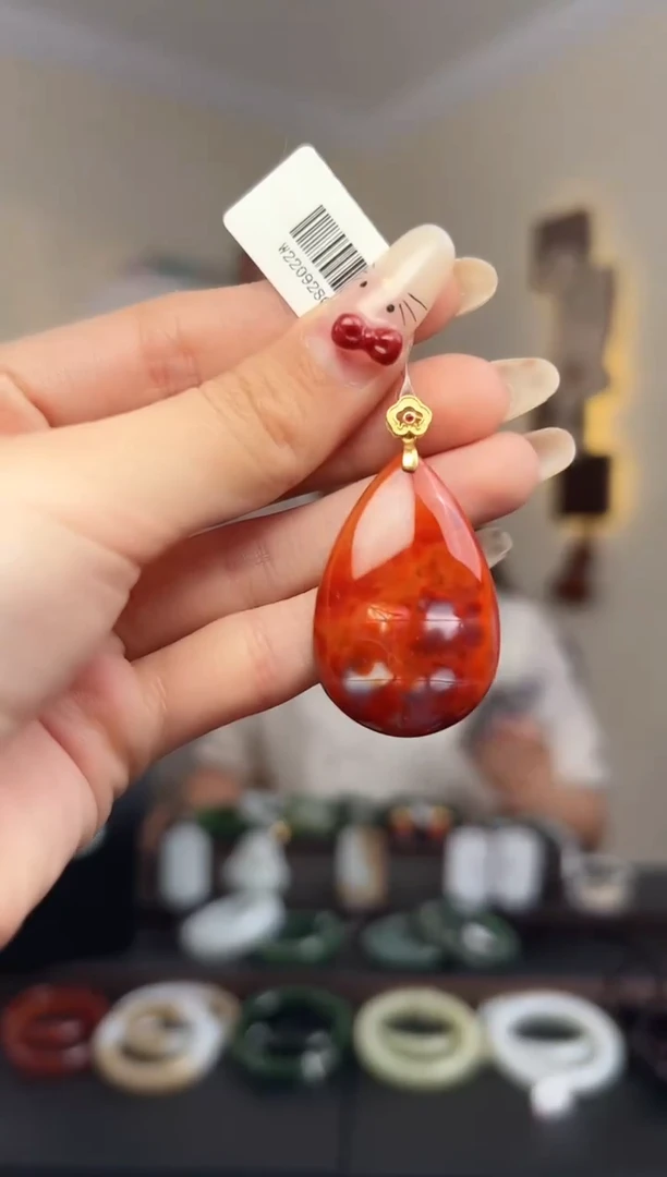 颈饰18K金镶嵌南红玛瑙37*25*9mm