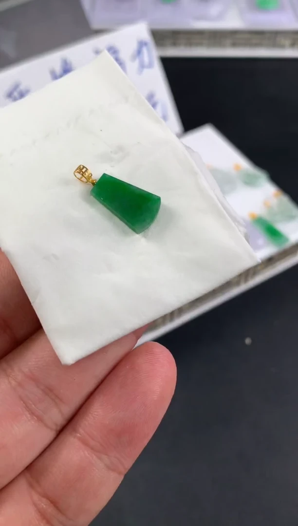 颈饰18K金镶嵌翡翠莎***8翡翠