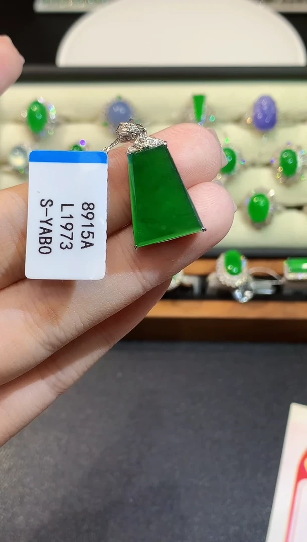 吊坠(不含链)18K金镶嵌翡翠多样性发其一