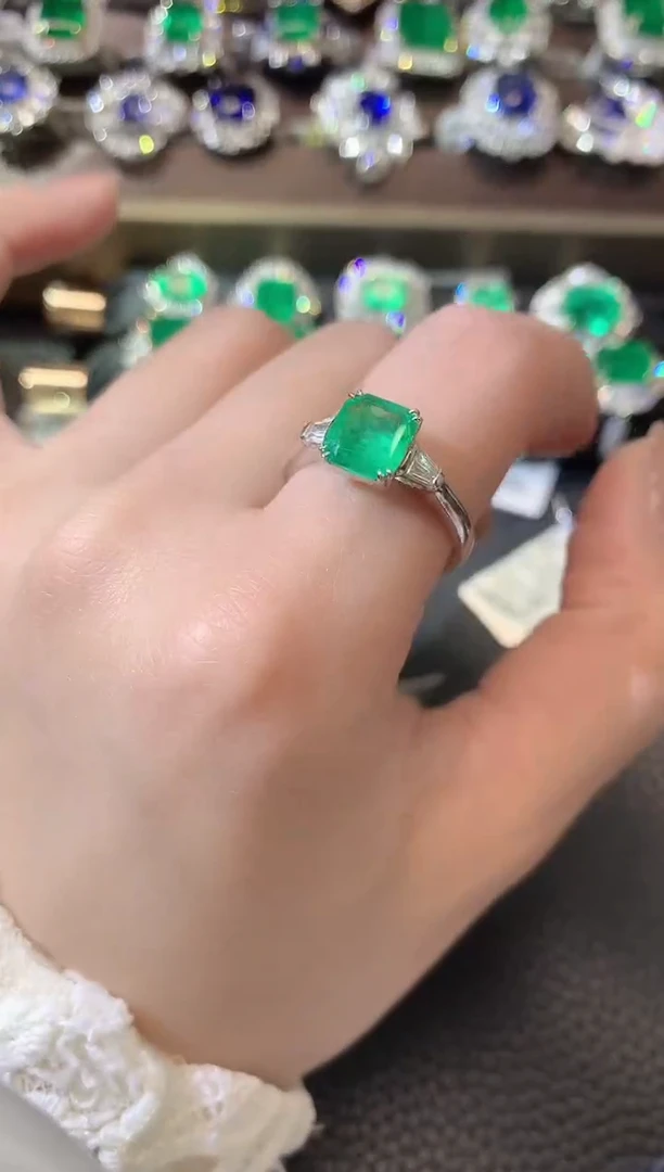 【闪购商品】祖母绿戒指18K金镶嵌D67