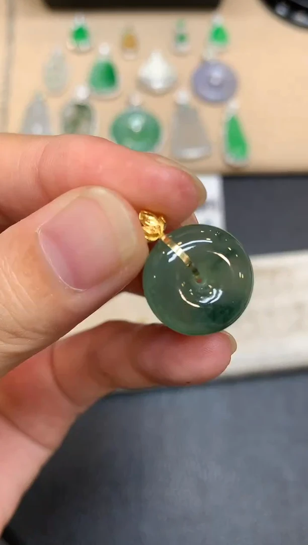 颈饰18K金镶嵌翡翠平安扣【无服务费