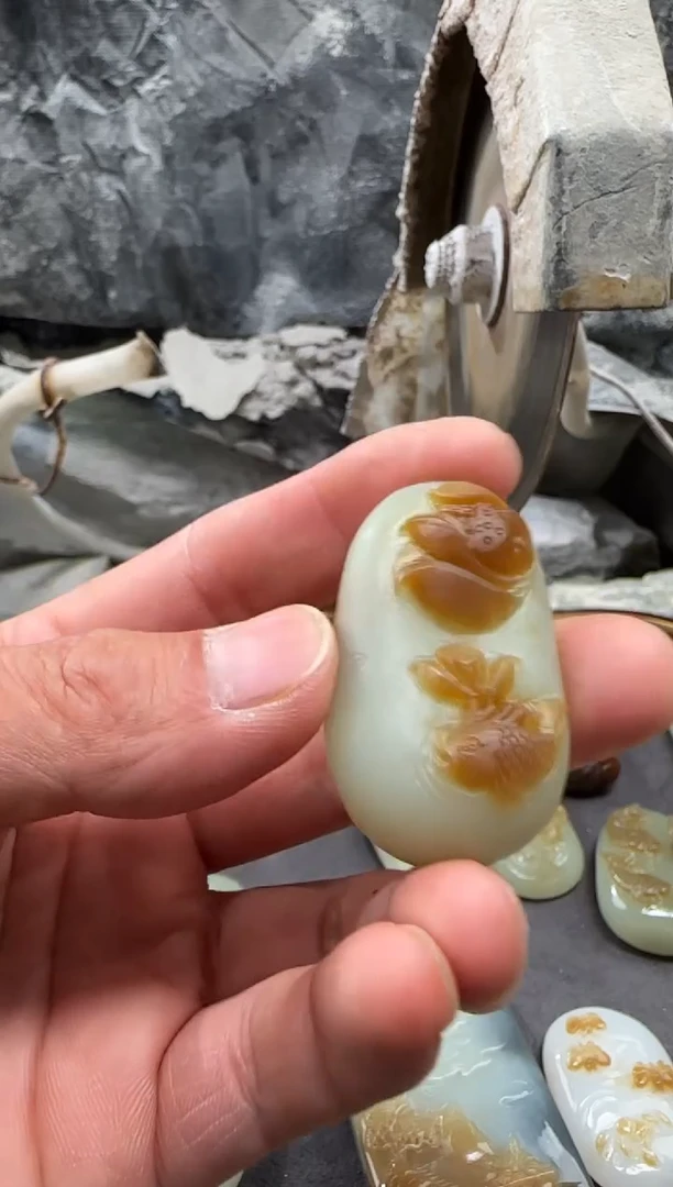 和田玉未镶嵌颈饰吊坠