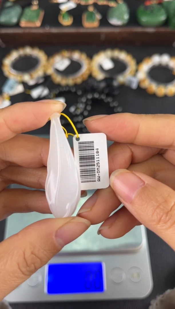 颈饰未镶嵌和田玉吊坠