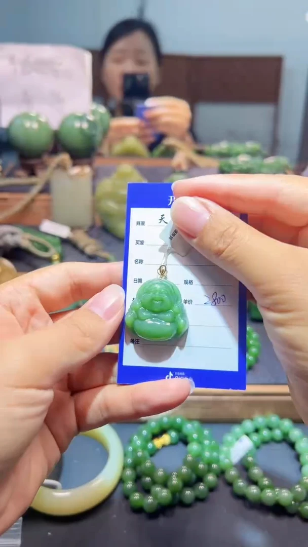 颈饰18K金镶嵌和田玉（碧玉）1