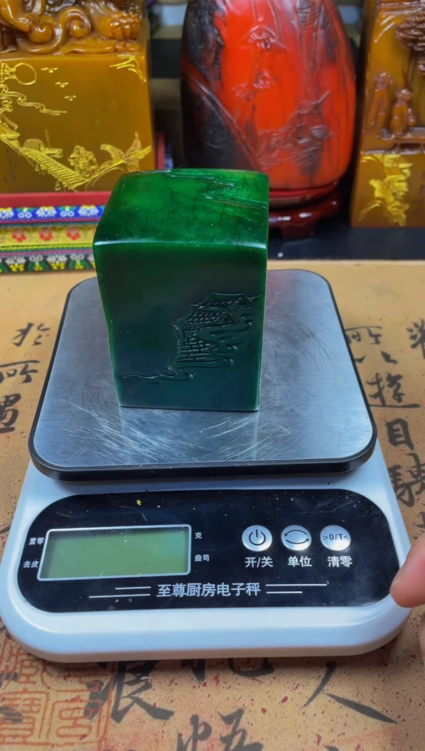 寿山石印石绝绿薄意雕方墩印