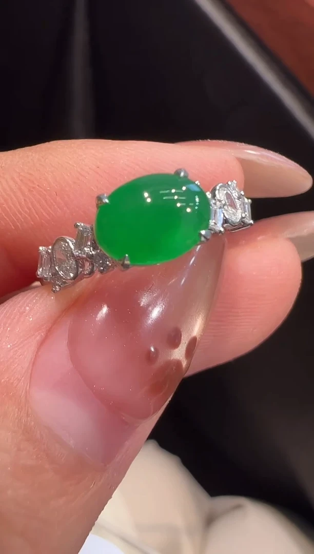 18K金镶嵌戒指翡翠戒指