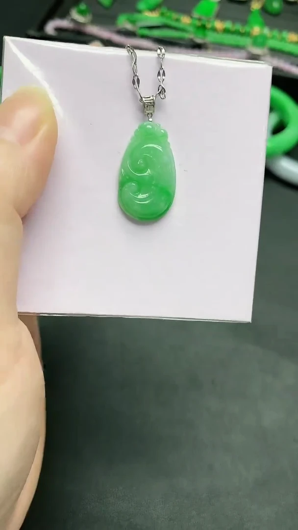 颈饰18K金镶嵌翡翠赠礼盒证书